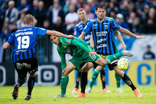 Dalkurds Ahmad Awad i kamp om bollen med Sirius Robert