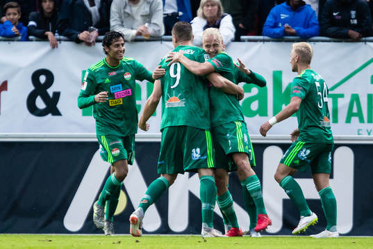 Dalkurds Eero Markkanen jublar med Henrik Löfkvist , Simon