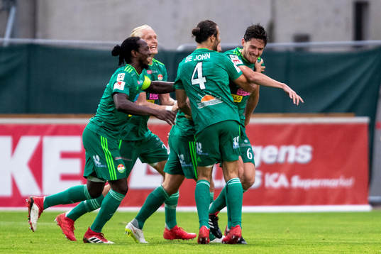 Dalkurds Robin Tranberg jublar med Alex De John, Kebba