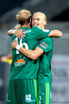 Dalkurds Henrik Löfkvist och Markus Thorbjörnsson jublar