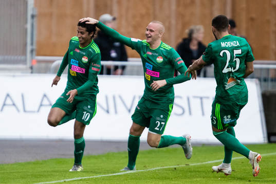 Dalkurds Ahmad Awad jublar med Adam Ståhl och Malkolm