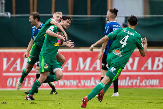 Dalkurds Robin Tranberg jublar med Simon Strand och Alex De