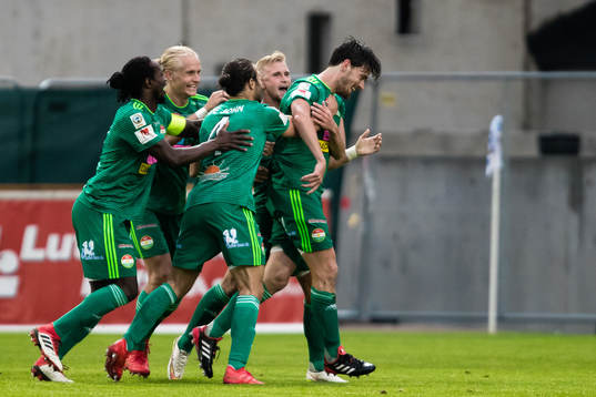 Dalkurds Robin Tranberg jublar med Alex De John, Kebba