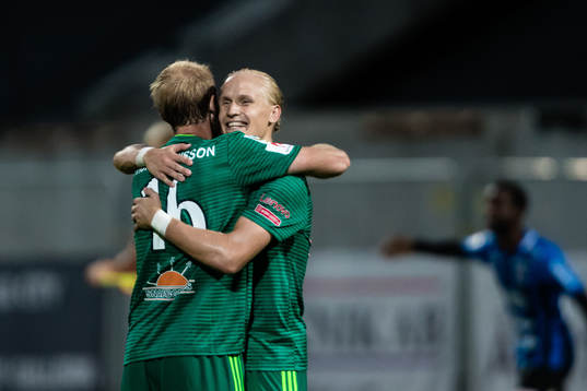 Dalkurds Henrik Löfkvist jublar med Markus Thorbjörnsson