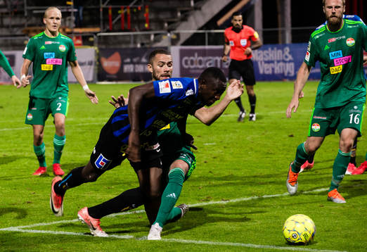 Sirius Moses Ogbu faller i en straffsituation med Dalkurds