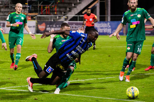 Sirius Moses Ogbu faller i en straffsituation med Dalkurds