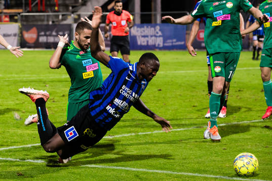 Sirius Moses Ogbu faller i en straffsituation med Dalkurds