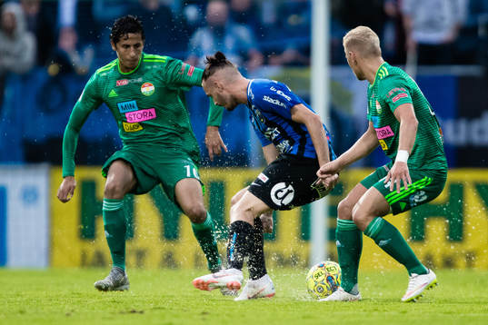 Sirius Jonas Lindberg i kamp om bollen på en blöt