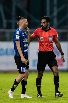 Sirius Jonas Lindberg i diskussion med domare Mohammed