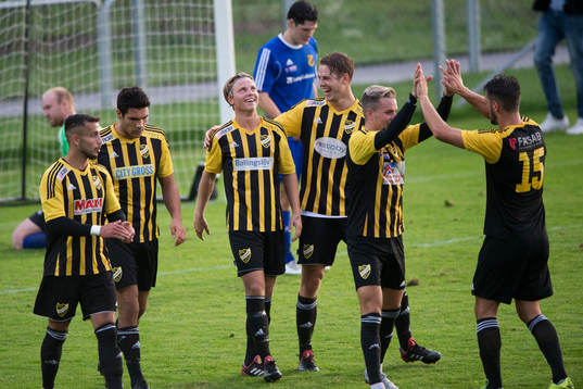 IFK Hässleholms Gustaf Lindroth har gjort 2-0 och jublar i
