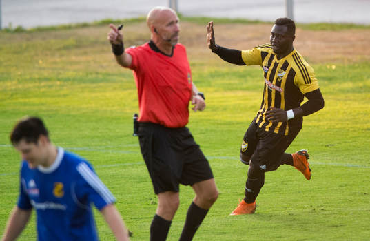 Domaren signalerar mål av Mike Andrew i matchen i div. 2