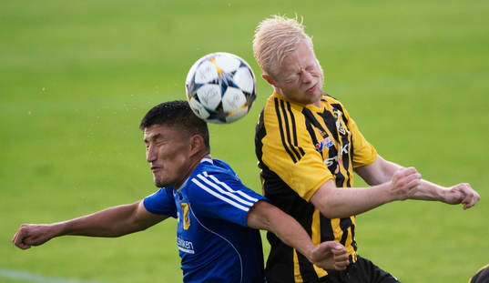IFK Hässleholms Joel Andersson nickduellerar i matchen i