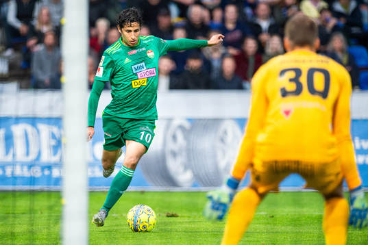 Dalkurds Ahmad Awad och Sirius målvakt Lukas Jonsson