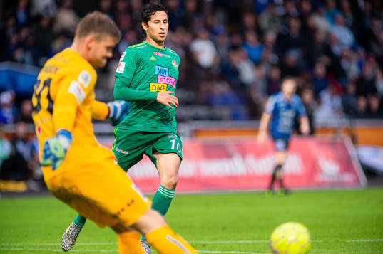 Dalkurds Ahmad Awad och Sirius målvakt Lukas Jonsson