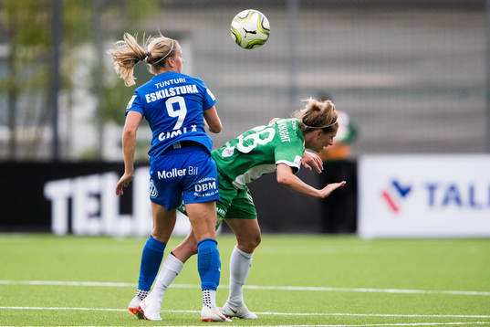 Eskilstunas Julia Tunturi i kamp om bollen med Hammarbys