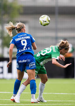 Eskilstunas Julia Tunturi i kamp om bollen med Hammarbys