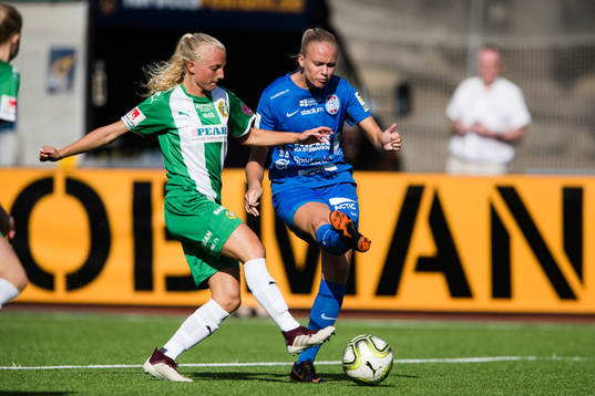 Hammarbys Astrid Larsson i kamp om bollen med Eskilstunas