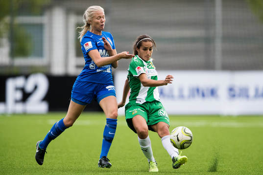 Eskilstunas Elin Rombing i kamp om bollen med Hammarbys