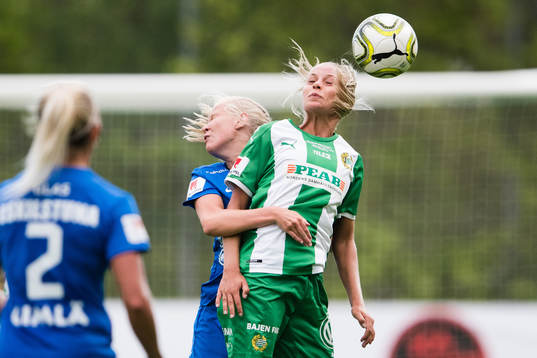 Eskilstunas Elin Rombing i en nickduell med Hammarbys Lotta