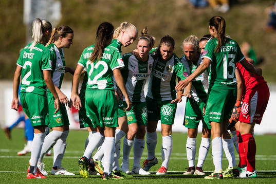 Hammarbys spelare samlar sig innan andra halvlek