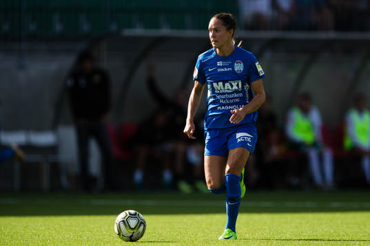 Eskilstunas Felicia Karlsson med bollen