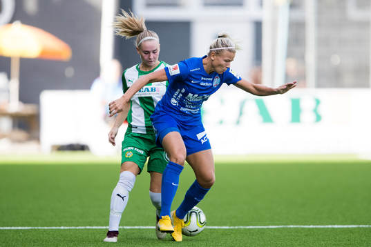 Hammarbys Emma Jansson i kamp om bollen med Eskilstunas
