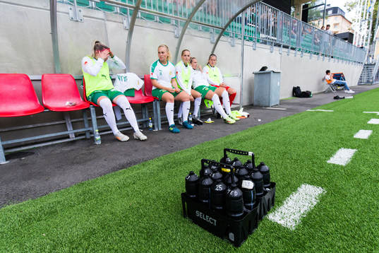 Vattenflaskor framför avbytarbänken