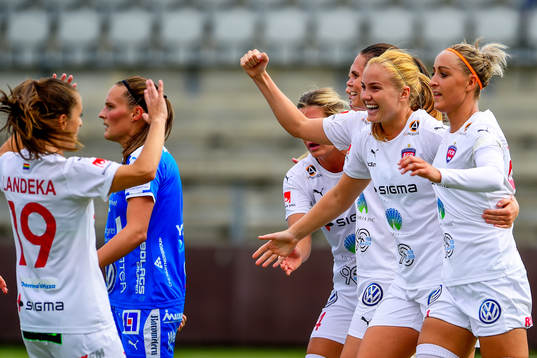 Rosengårds Glodis Perla Viggosdottir jublar med lagkamrater