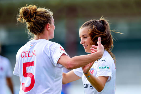 Rosengårds Iva Landeka och Alexandra Lowe Riley jublar