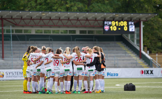 Rosengårds spelare framför resultattavlan med siffrorna