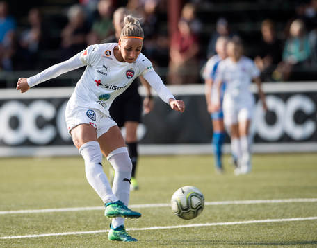 Rosengårds Sanne Troelsgaard laddar iväg ett skott
