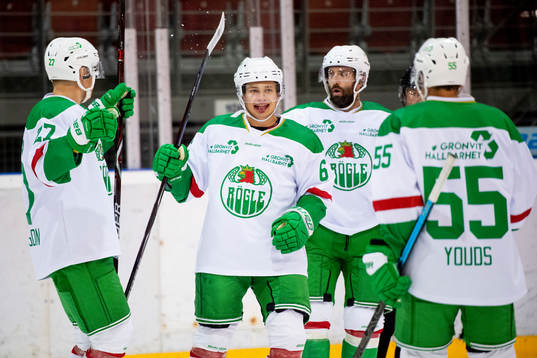 Rögles spelare jublar