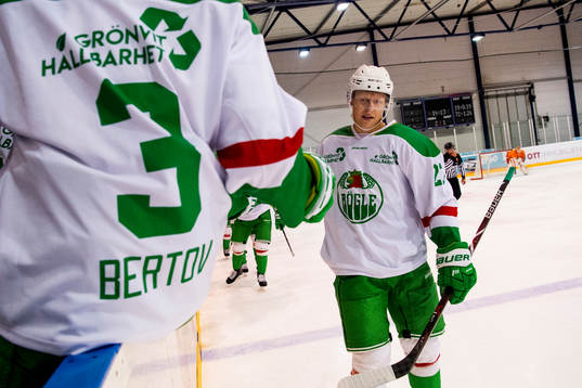 Jesper Williamsson jublar med lagkamraterna