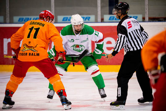 Rögles Taylor Matson i tekning mot Langnaus Aaron Gagnon