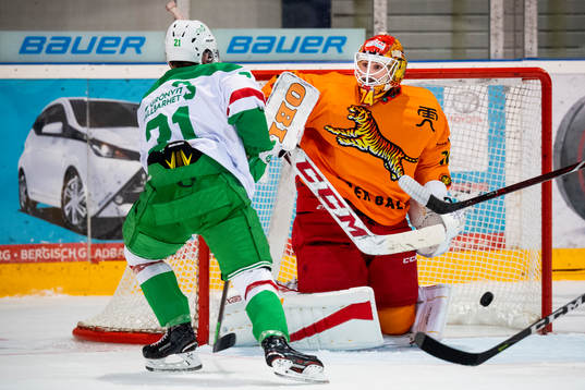 Rögles Nils Höglander och Langnaus målvakt Ivars