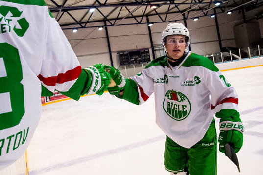 Rögles Nils Höglander jublar med lagkamraterna