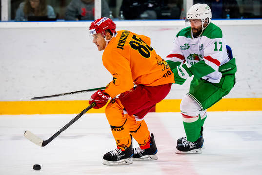 Langnaus Mikael Johansson jagas av Rögles Taylor Matson