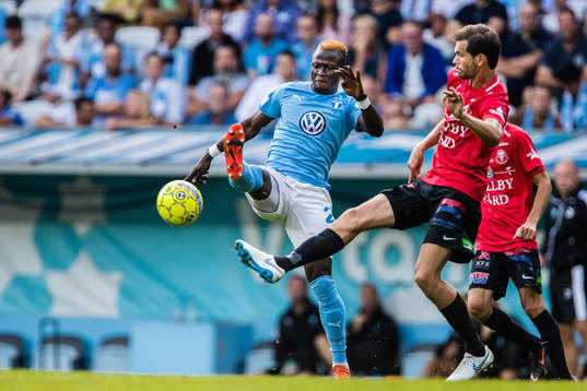 Malmö FFs Bonke Innocent och Trelleborgs Sebastian Ohlsson