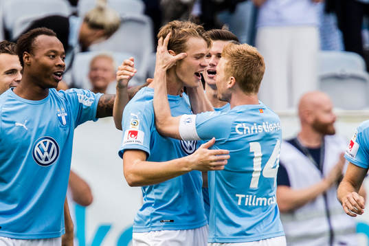 Malmö FFs Hugo Andersson jublar med lagkamrater