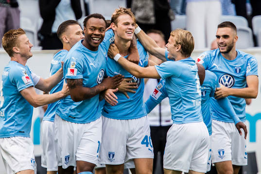 Malmö FFs Hugo Andersson jublar med lagkamrater