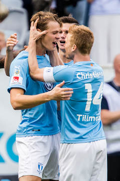 Malmö FFs Hugo Andersson jublar med lagkamrater