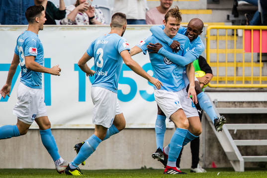 Malmö FFs Hugo Andersson jublar med lagkamrater