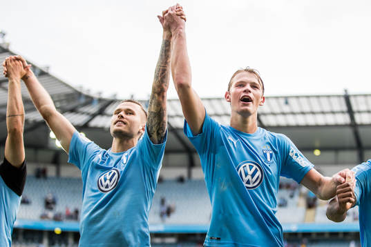 Malmö FFs Arnór Ingvi Traustason och Hugo Andersson jublar