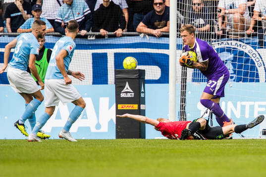 Malmö FFs målvakt Johan Dahlin räddar