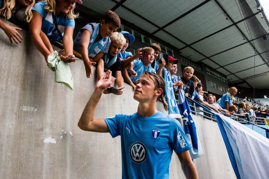 Malmö FFs Hugo Andersson jublar med fansen