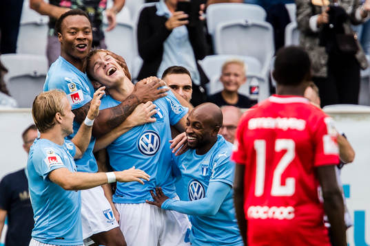 Malmö FFs Hugo Andersson jublar med lagkamrater