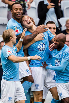 Malmö FFs Hugo Andersson jublar med lagkamrater