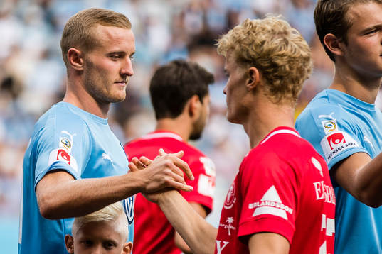 Malmö FFs Franz Brorsson och Marcus Antonsson tar i hand