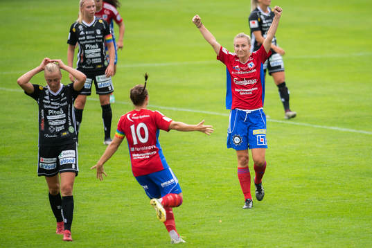 Vittsjös Emma Lundh jublar medan Piteås Julia Karlenäs