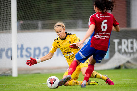 Piteås målvakt Cajsa Andersson gör räddning på skot av